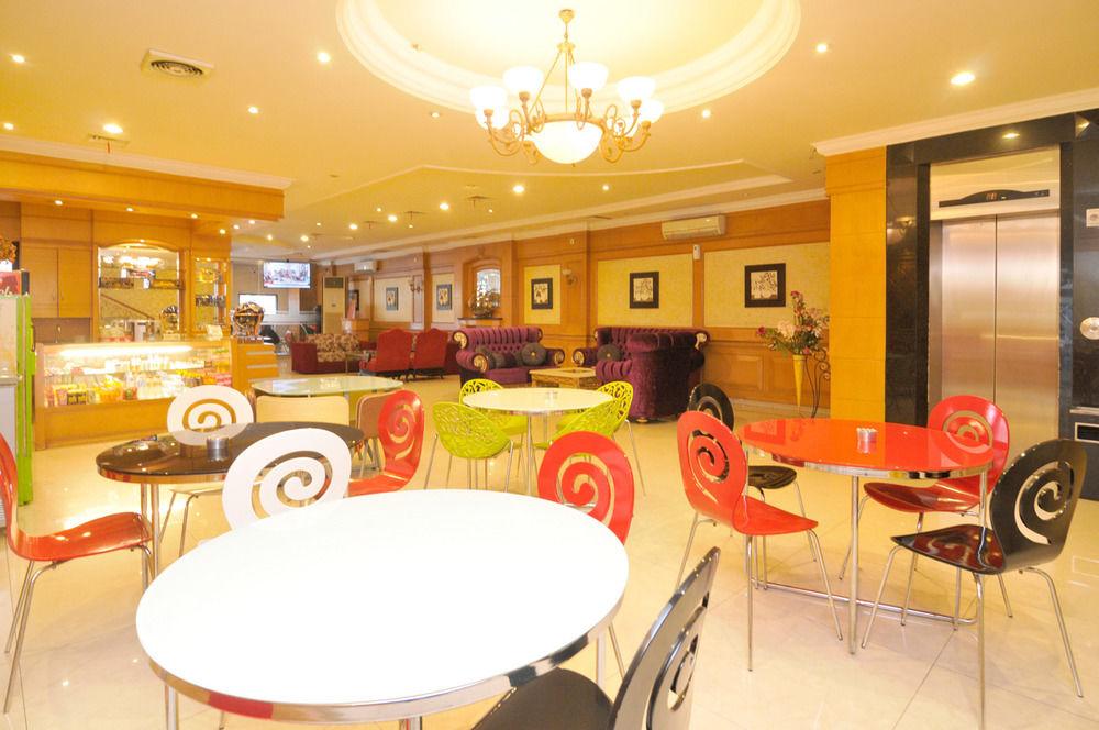 Hotel Maricaya Makassar Esterno foto