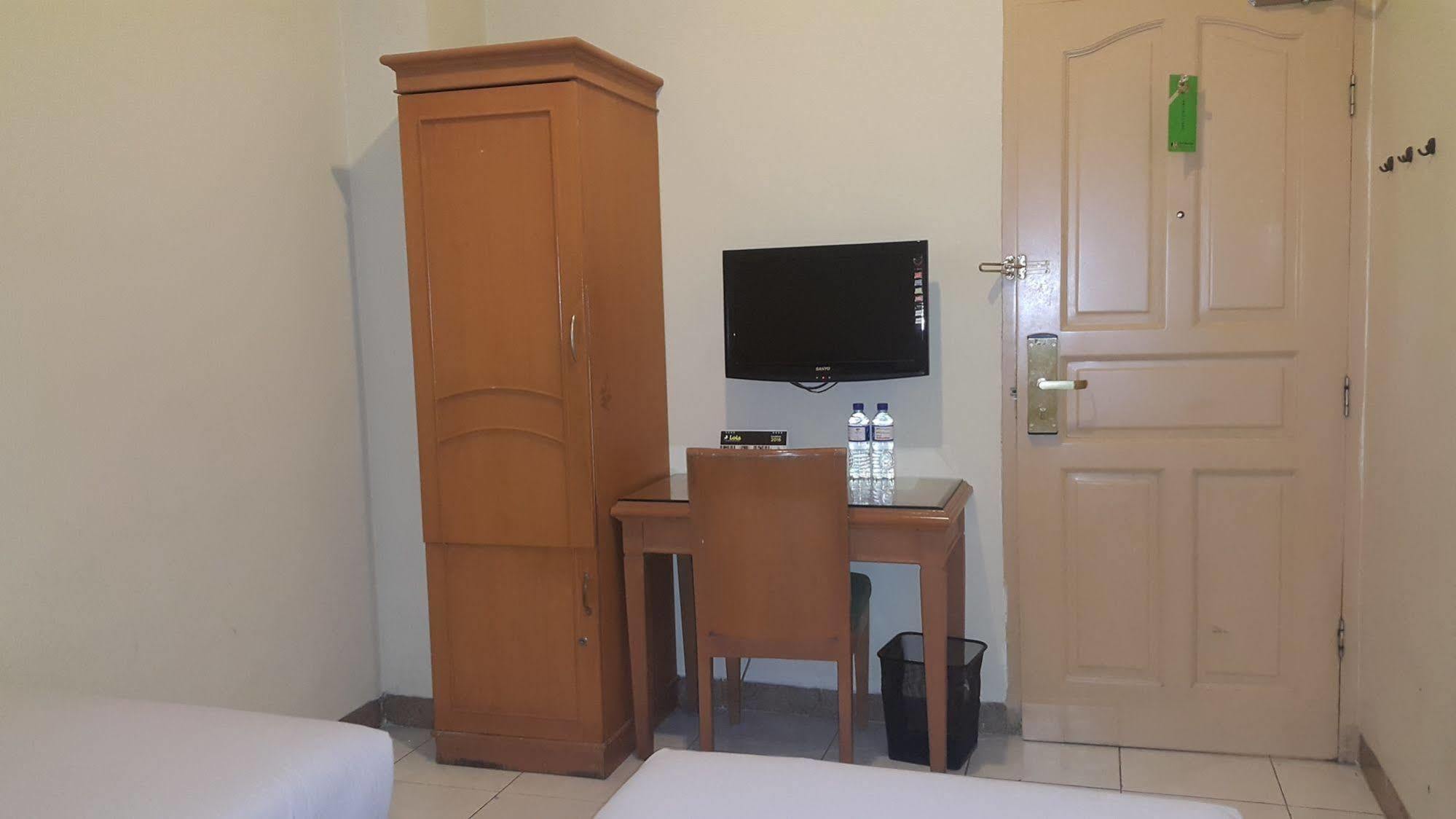 Hotel Maricaya Makassar Esterno foto