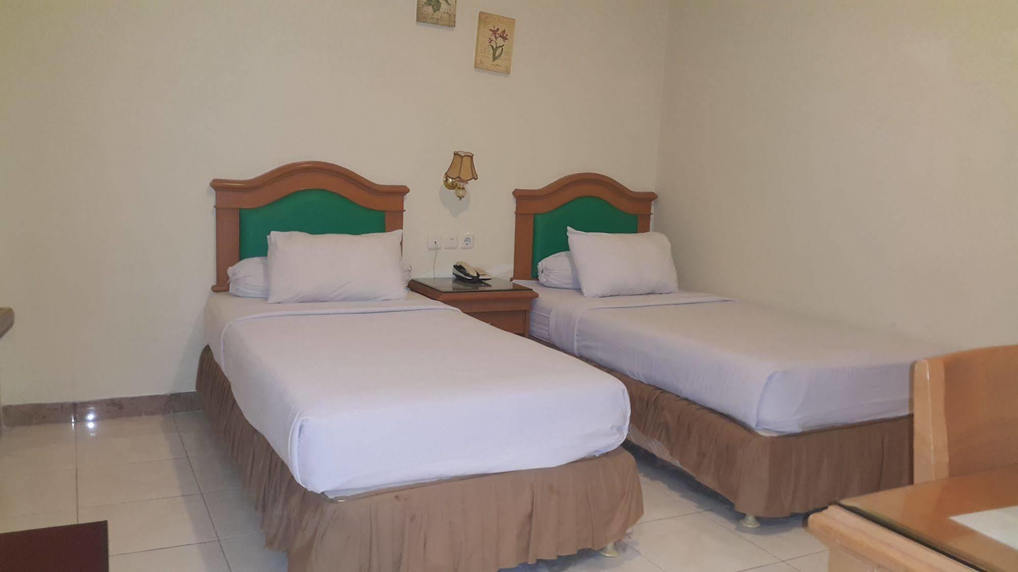 Hotel Maricaya Makassar Esterno foto