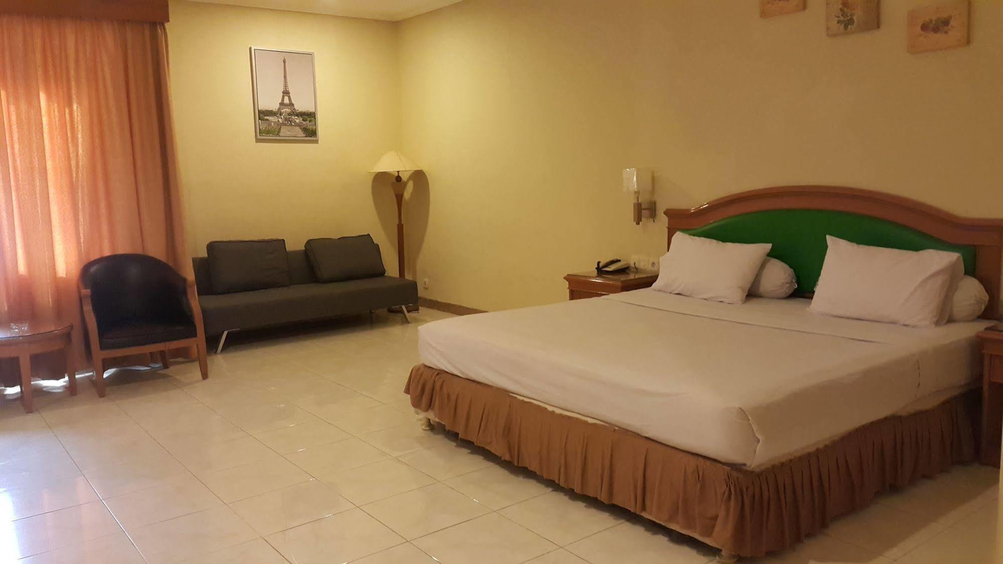 Hotel Maricaya Makassar Esterno foto