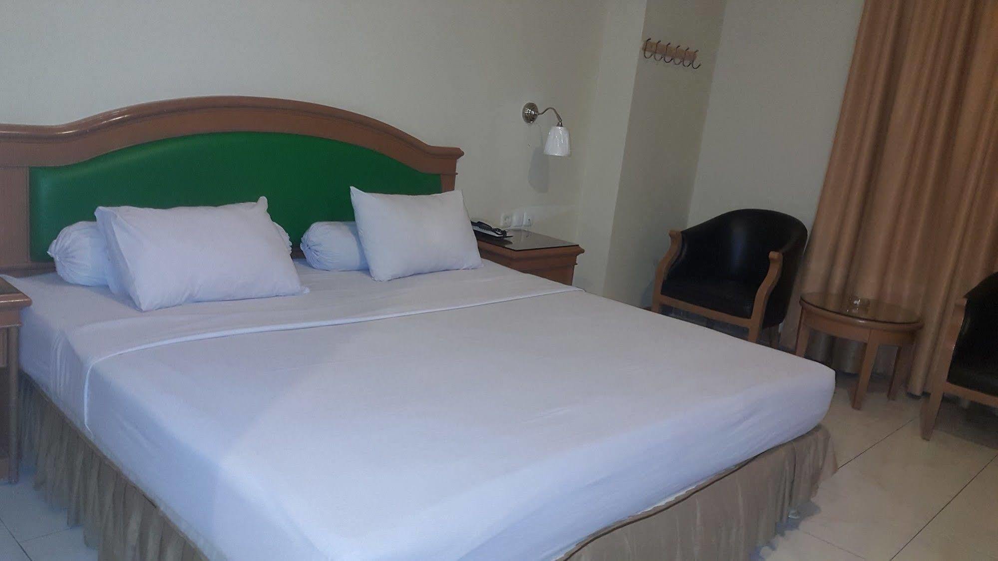 Hotel Maricaya Makassar Esterno foto