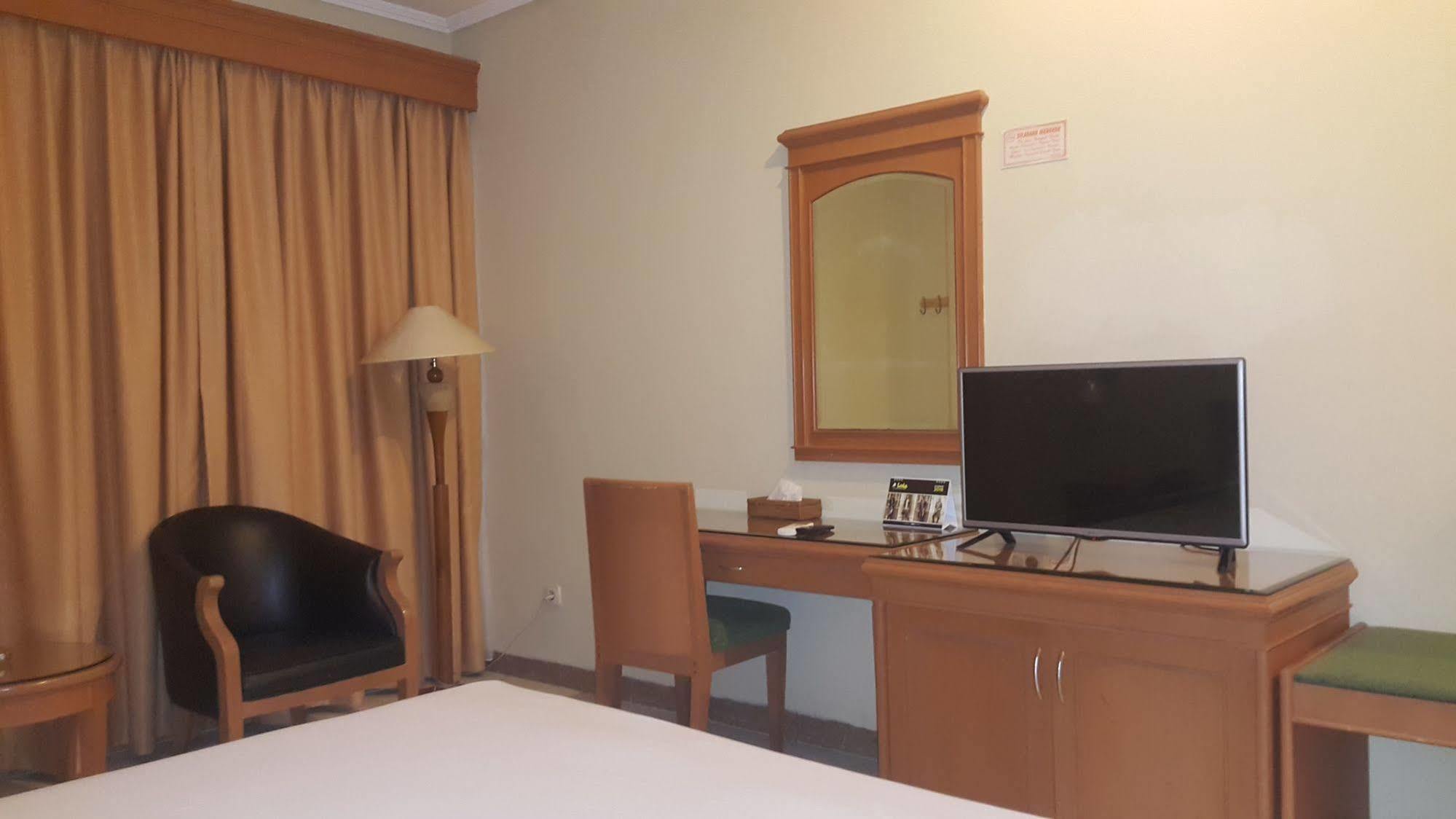 Hotel Maricaya Makassar Esterno foto