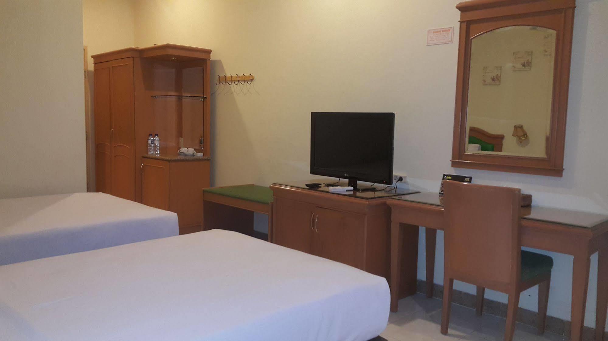 Hotel Maricaya Makassar Esterno foto