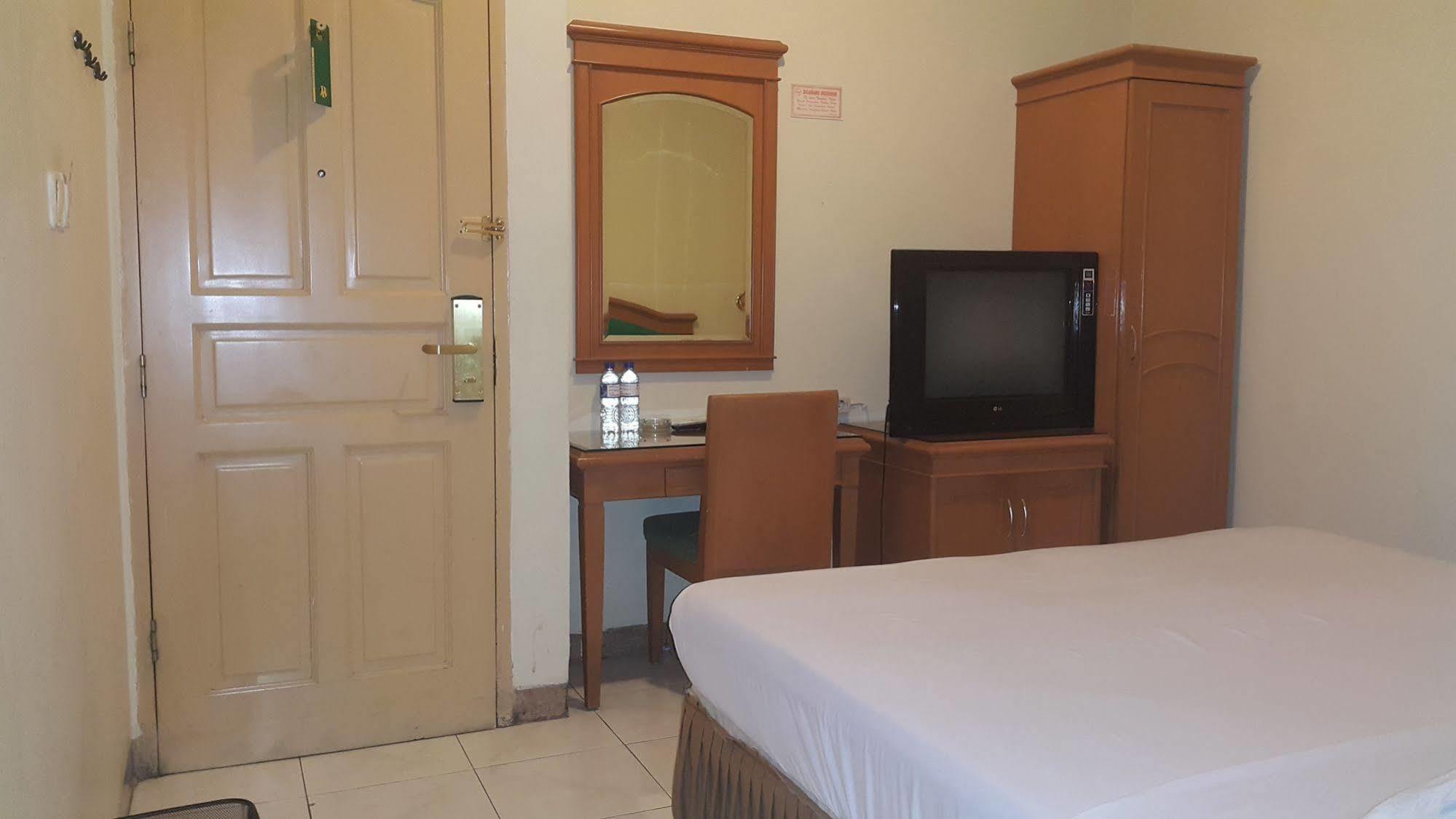 Hotel Maricaya Makassar Esterno foto