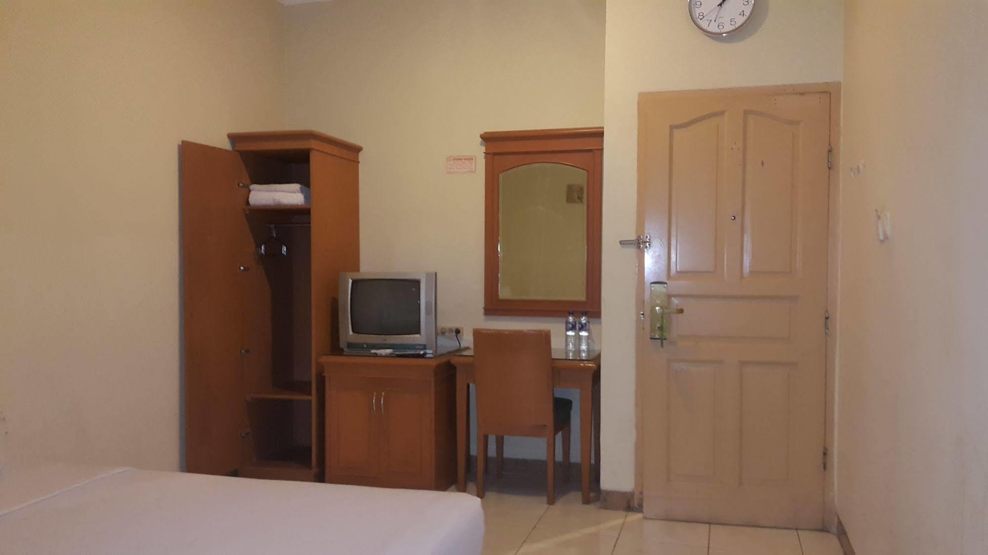 Hotel Maricaya Makassar Esterno foto
