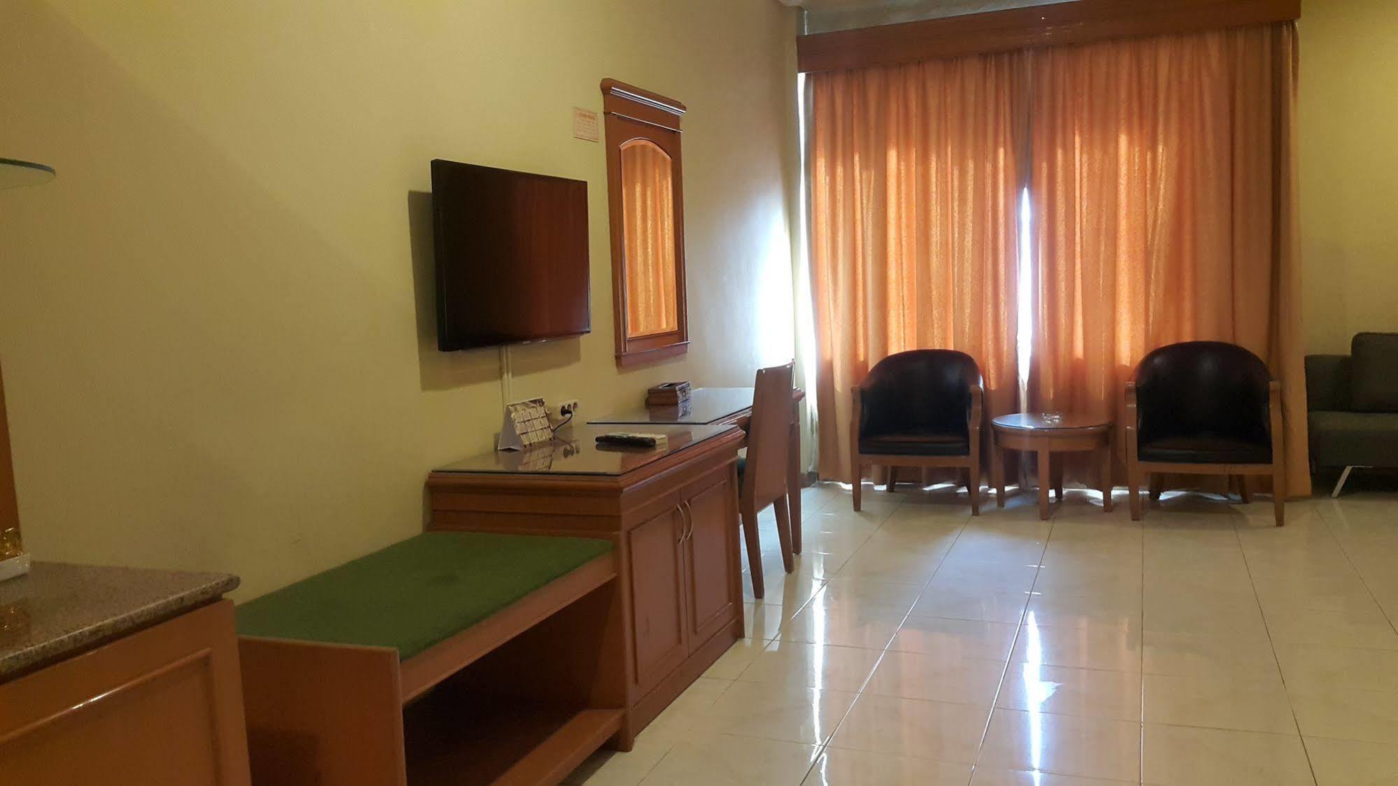 Hotel Maricaya Makassar Esterno foto